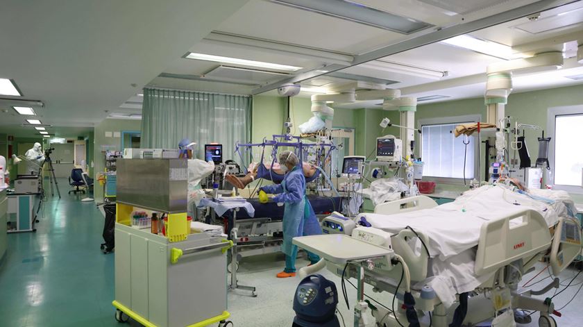 Boletim DGS. Mais pessoas internadas e 1.483 novos casos de Covid-19