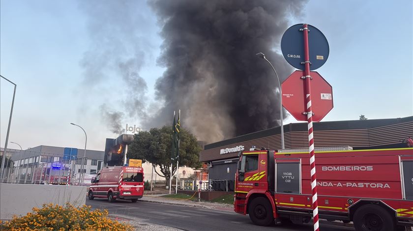 Incêndio em armazém entra em fase de resolução Incêndio em armazém entra em fase de resolução