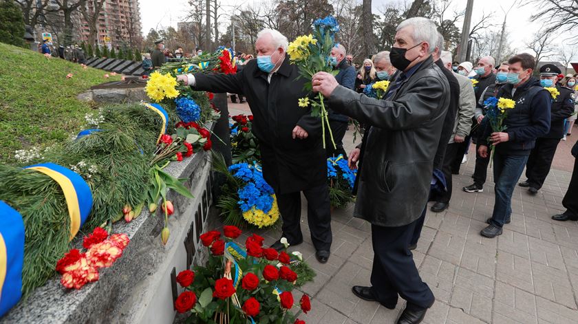 Homenagem aos bombeiros e outros trabalhadores que tiveram de acudir à zona do desastre. Foto: Valentyn Ogirenko/Reuters