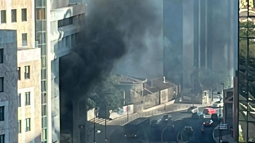 Várias imagens recebidas na Renascença mostram uma grande coluna de fumo negro a sair do edifício. Foto: RR