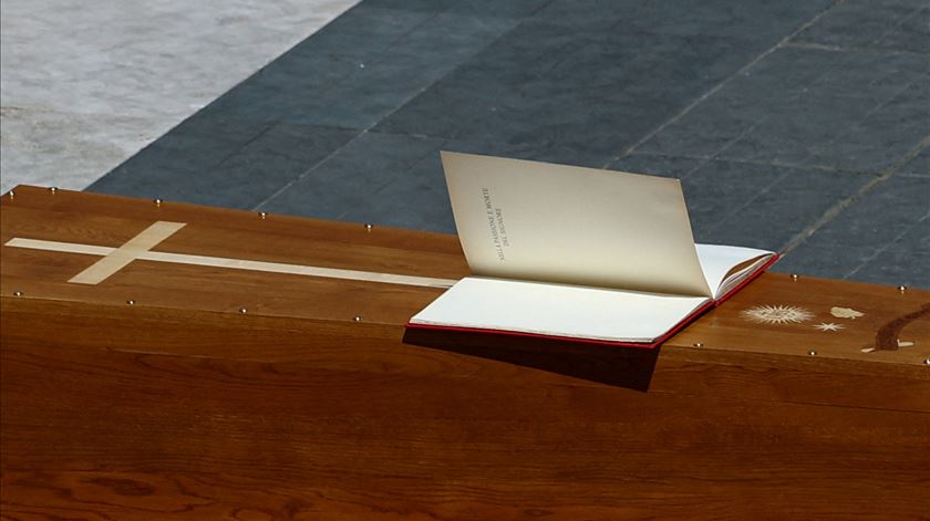 Evangelho pousado no Caixão do Papa Francisco. Foto: Reuters