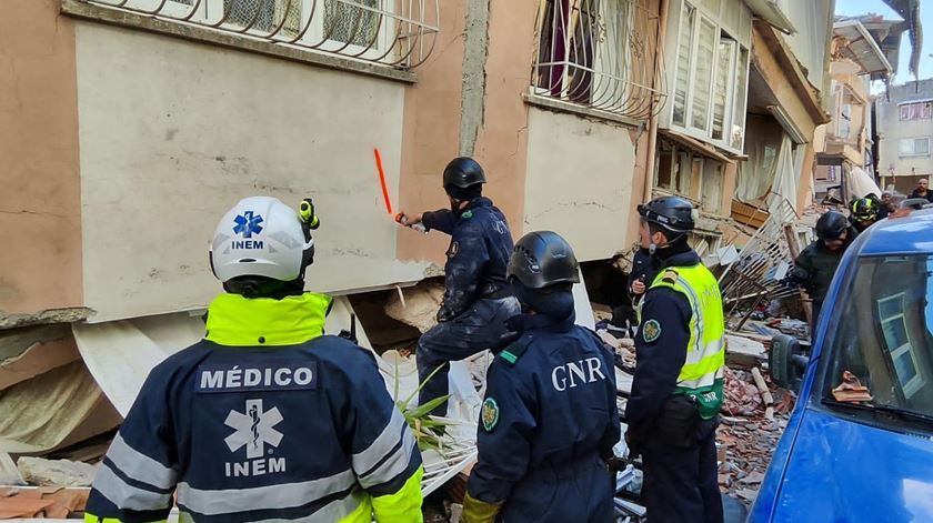 Presidente turco condecora bombeiros portugueses envolvidos no resgate após sismo de fevereiro