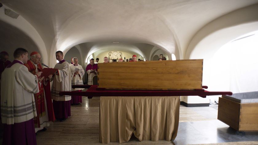 Foto facultada pela imprensa do Vaticano mostra momento da cerimónia do enterro do falecido Papa Emérito Bento XVI na cripta destinada aos pontífices sob a basílica de São Pedro, Cidade do Vaticano, a 5 de Janeiro de 2023. O evento teve lugar em forma privada, sem a presença do público e da imprensa, tendo sido admitidos apenas os cardeais e os mais próximos do Papa emérito. Foto: Vatican Media Handout/EPA