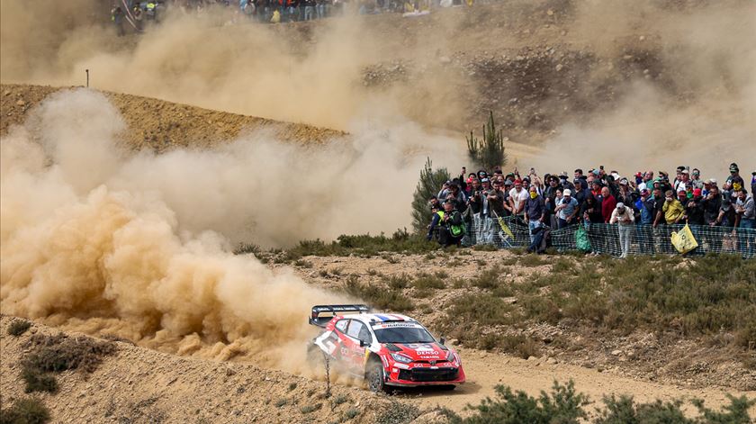 Reboque e carro da GNR interrompem Rally de Portugal Reboque e carro da GNR interrompem Rally de Portugal