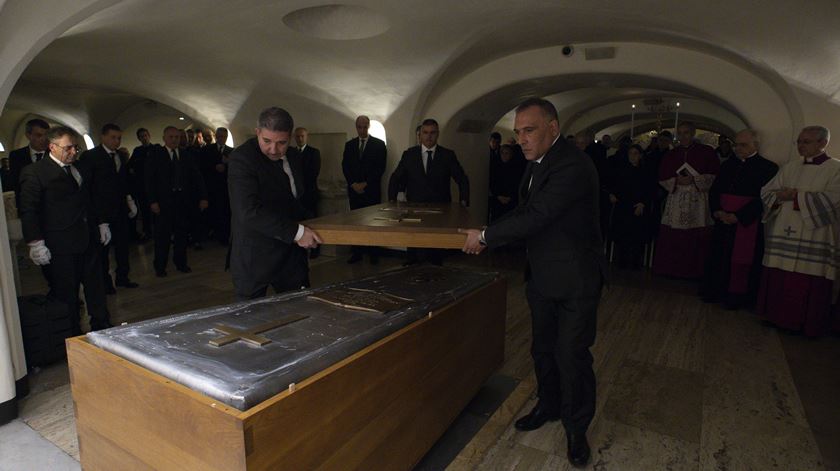 Foto facultada pela imprensa do Vaticano mostra momento da cerimónia do enterro do falecido Papa Emérito Bento XVI na cripta destinada aos pontífices sob a basílica de São Pedro, Cidade do Vaticano, a 5 de Janeiro de 2023. O evento teve lugar em forma privada, sem a presença do público e da imprensa, tendo sido admitidos apenas os cardeais e os mais próximos do Papa emérito. Foto: Vatican Media Handout/EPA