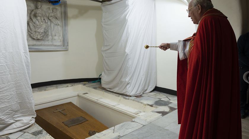 Foto facultada pela imprensa do Vaticano mostra momento da cerimónia do enterro do falecido Papa Emérito Bento XVI na cripta destinada aos pontífices sob a basílica de São Pedro, Cidade do Vaticano, a 5 de Janeiro de 2023. O evento teve lugar em forma privada, sem a presença do público e da imprensa, tendo sido admitidos apenas os cardeais e os mais próximos do Papa emérito. Foto: Vatican Media Handout/EPA