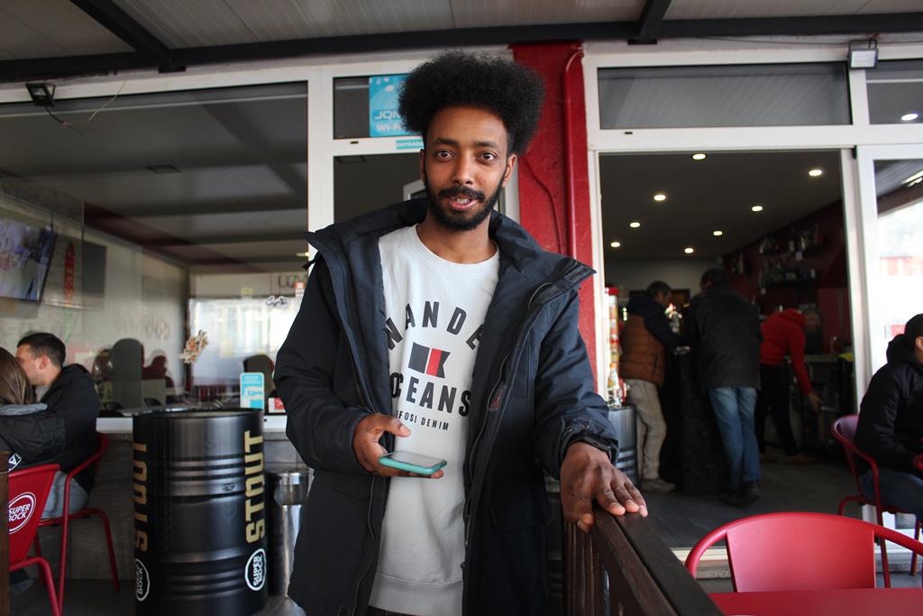 Hamse Muse, jogador somali do Casal de Cinza, no bar Girassol, onde costumava trabalhar Foto: Liliana Carona/RR Hamse Muse, jogador somali do Casal de Cinza, no bar Girassol, onde costumava trabalhar Foto: Liliana Carona/RR