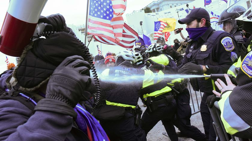 As imagens da invasão ao Capitólio. Apoiantes de Trump ocupam casa da democracia