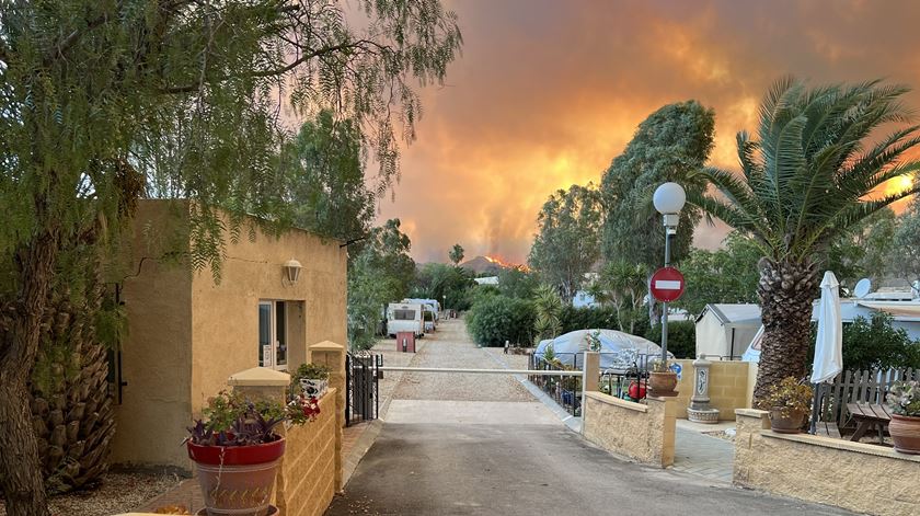 Almería. Evacuar numa hora 500 campistas rodeados de chamas que pareciam “a lava de um vulcão” Almería. Evacuar numa hora 500 campistas rodeados de chamas que pareciam “a lava de um vulcão”