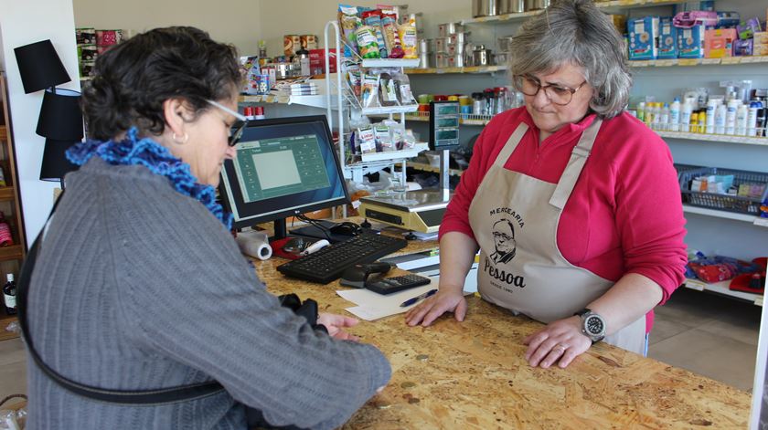 “O barato já morreu”. Quando uma mercearia é fonte de alimento e de apoio psicológico