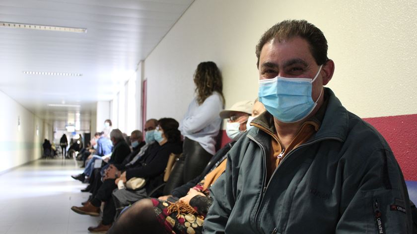 José Luís está a fazer quimioterapia para tratar um tumor no pulmão .De 15 em 15 dias encontra os palhaços que lhe trazem alegria