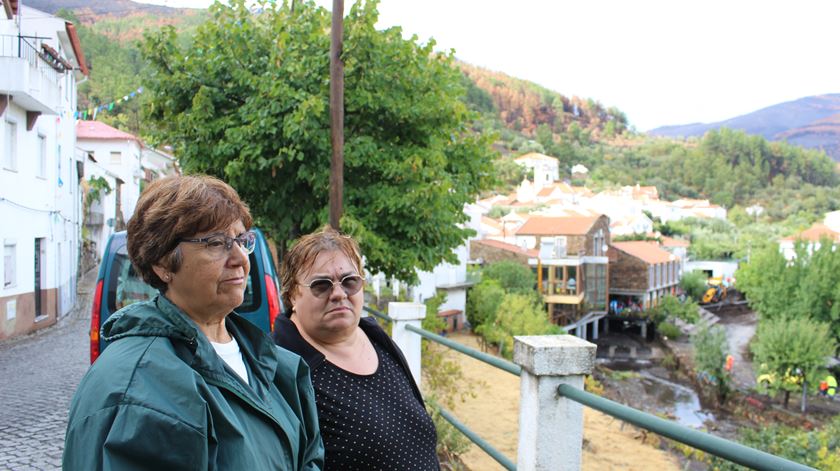 Maria Alcina e Maria da Conceição acordaram com o ruído das pedras a deslizarem pelas 3h da manhã. Foto: Liliana Carona/RR