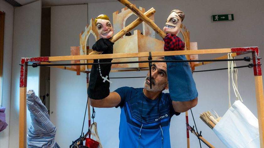 Oficina de "Robertos" recria tradição portuguesa do teatro de marionetas
