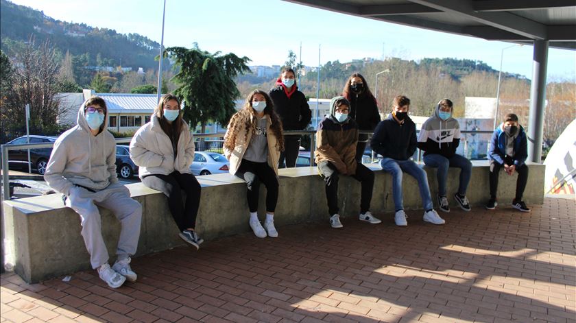 Frio e Covid nas escolas. Ministério quer arejamento das salas durante os intervalos