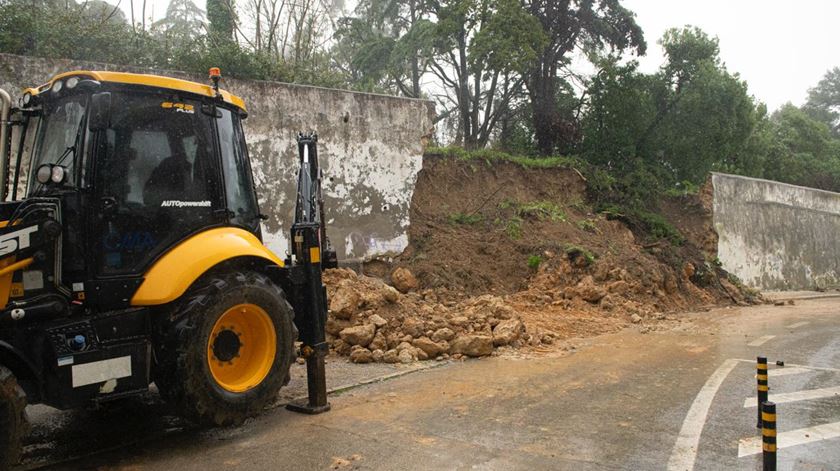 Mau tempo. Derrocada no muro do seminário de Almada apanha viaturas. Foto: Ricardo Perna, diocese de Setúbal