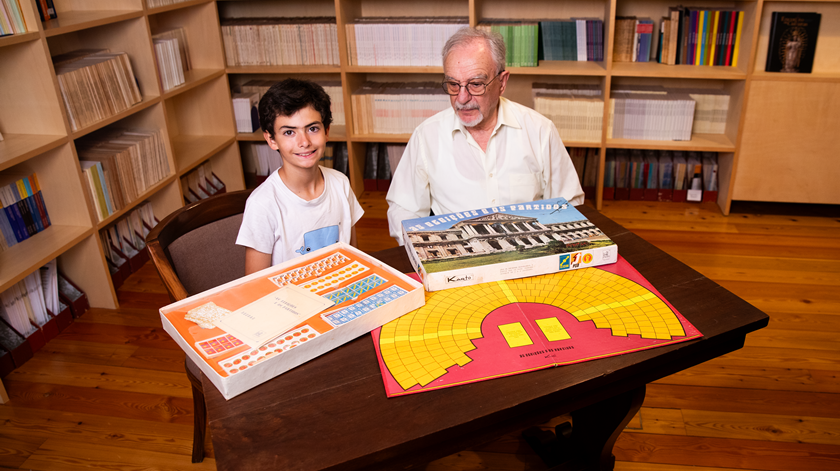 Avô e neto regressam a 1976 para "jogar" com as eleições