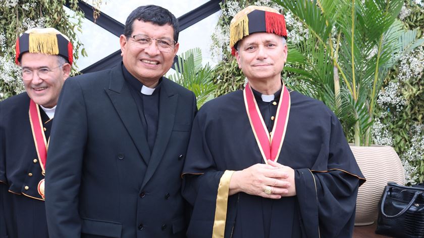 Fotografia do cardeal Prevost, agora Papa Leão XIV, com o cardeal Tolentino de Mendonça. Foto: Facebook da Diocese de Chiclayo