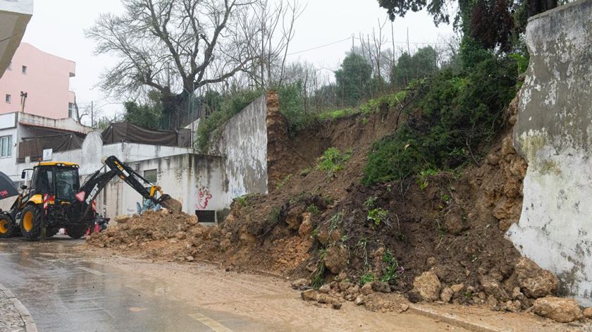 Mau tempo. Derrocada no muro do seminário de Almada apanha viaturas. Foto: Ricardo Perna, diocese de Setúbal