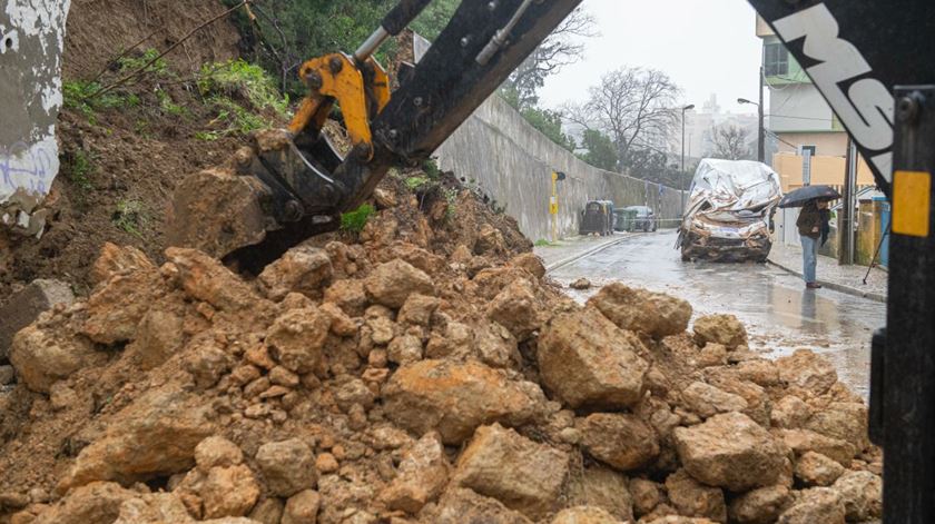 Mau tempo. Derrocada no muro do seminário de Almada apanha viaturas. Foto: Ricardo Perna, diocese de Setúbal