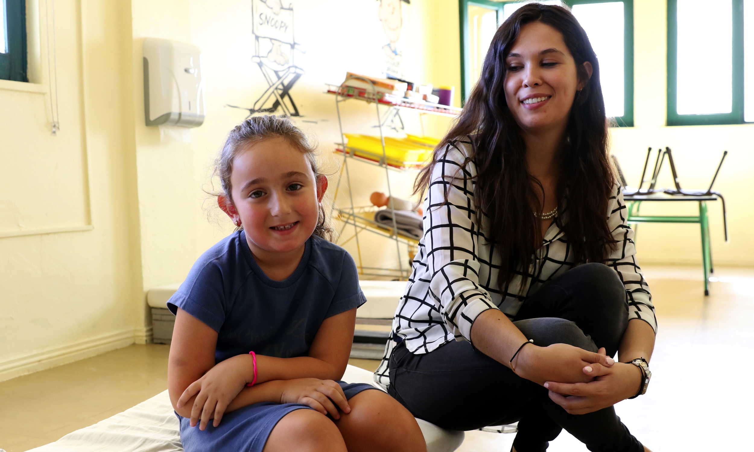 Maria conta que o que mais gosta em Alcoutim é de comer gelados na praia fluvial. A educadora, ao seu lado, não deverá ficar muito mais tempo na vila