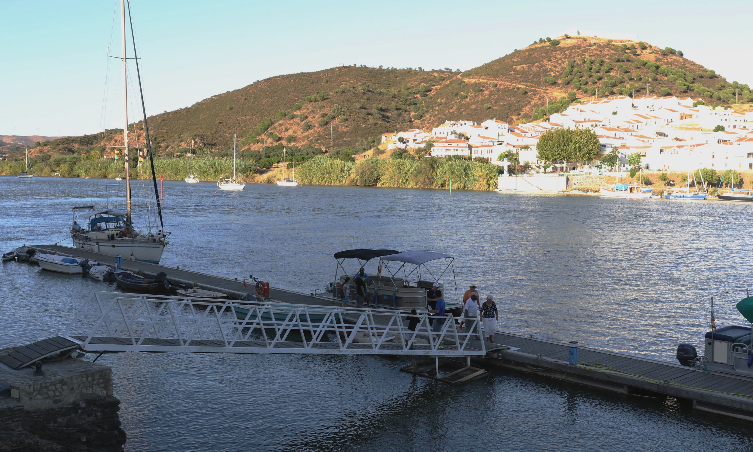 Turistas chegam ao cais de Alcoutim, vindos de Sanlúcar do Guadiana