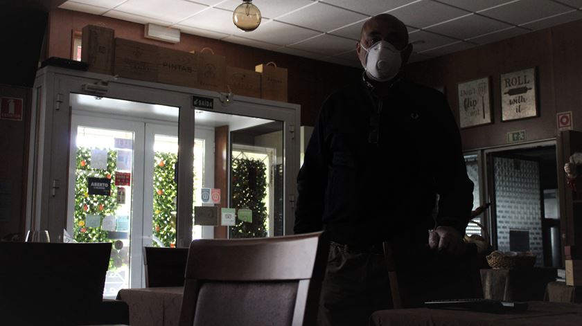 Comércio às escuras. “Porque podemos ir ao cabeleireiro e não ir comprar sapatos?”