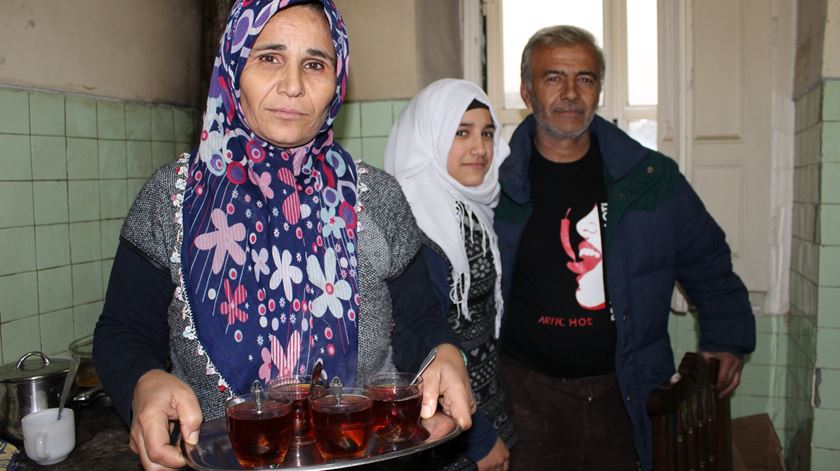 Família Abdulsalam, em Vila Nova de Tazem, tem sempre o que oferecer aos convidados. Foto: Liliana Carona/RR