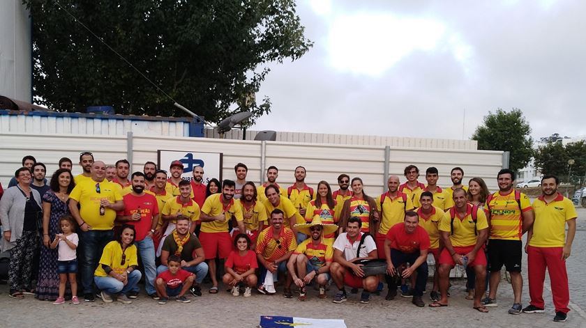 Jogadores e adeptos do Graciosa Futebol Clube juntos depois de um jogo do clube para a Taça de Portugal, no Estádio Pina Manique, em Lisboa, na época de 2018/2019. Foto: Filipe d