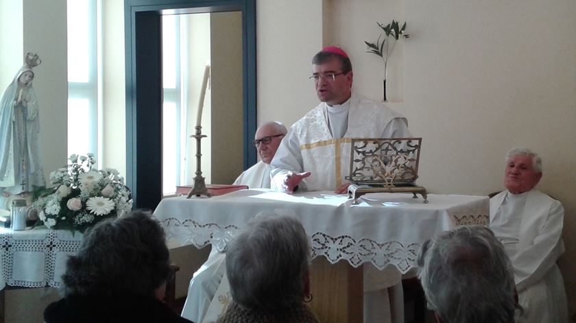 Dom José Cordeiro celebra missa. Foto: Diocese de Bragança-Miranda