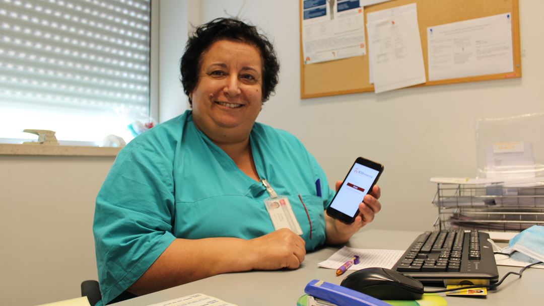 Isabel Pazos, oncologista médica do Instituto Português de Oncologia de Coimbra, conta que a doente mais velha a usar aplicação tem 74 anos. Foto: Liliana Carona/RR Isabel Pazos, oncologista médica do Instituto Português de Oncologia de Coimbra, conta que a doente mais velha a usar aplicação tem 74 anos. Foto: Liliana Carona/RR