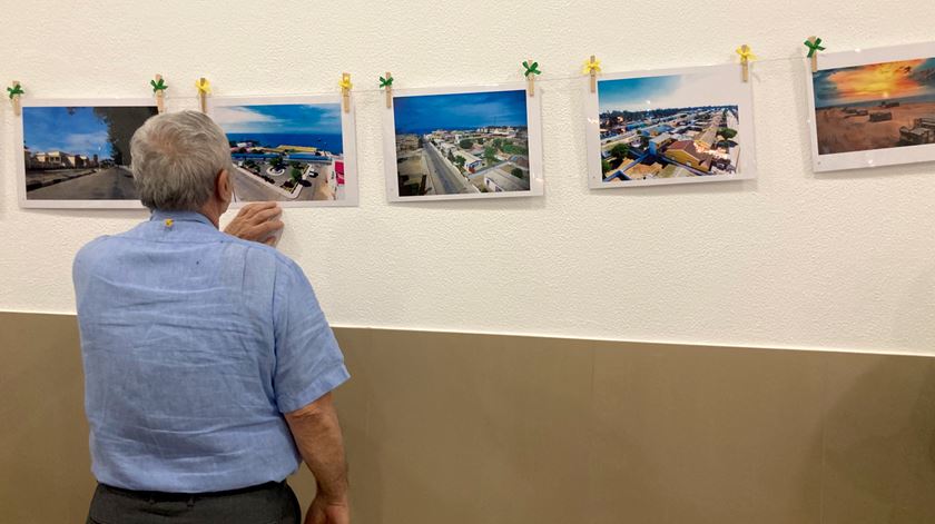 Várias fotografias de Porto Alexandre decoram as paredes no encontro dos Kimbares, Almeirim, Maio de 2025. Foto: Catarina Santos/RR