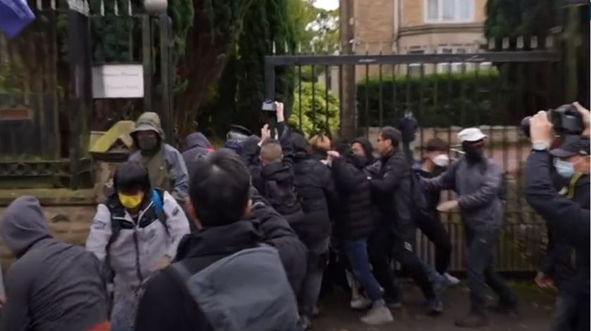 Ativista pró-democracia espancado no consulado da China em Manchester