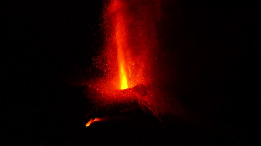 Vulcão. Mais lava em novo colapso do cone e sismo de 4,9