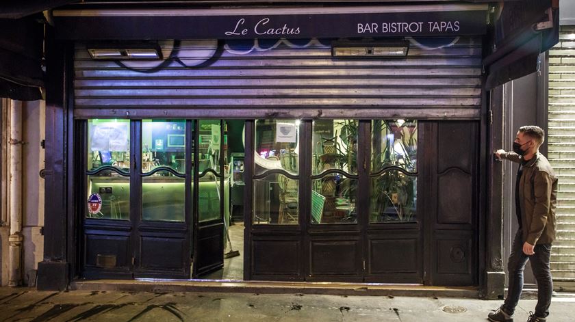 Bares têm de fechar antes das 22h em França para conter pandemia de Covid-19. Foto: Christophe Petit Tesson/EPA