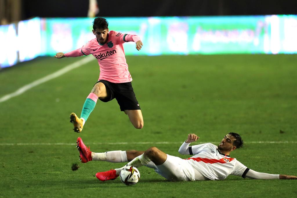Trincão salta sobre um defesa do Rayo. Foto: Kiko Huesca/EPA Trincão salta sobre um defesa do Rayo. Foto: Kiko Huesca/EPA