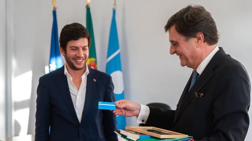 Francisco Rodrigues dos Santos entrega cartão de militante a Manuel Monteiro. Foto: CDS
