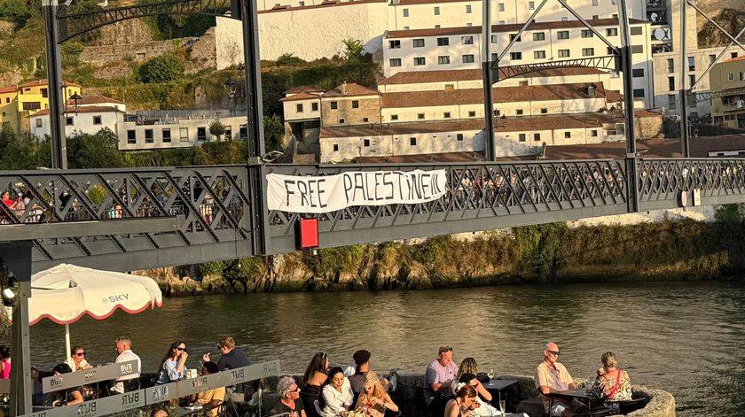 Também na Ponte de D. Luís I foi colocada uma faixa pela libertação da Palestina. Foto: Rita Vila Real/RR