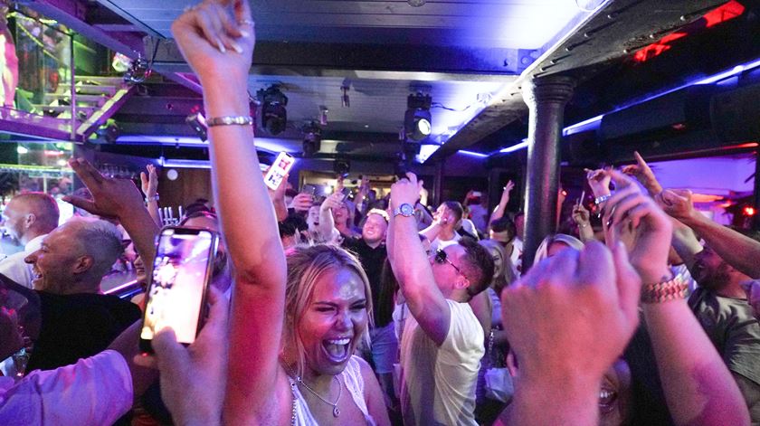 "Dia da liberdade" enche discotecas em Inglaterra. "Isto sim, é vida"