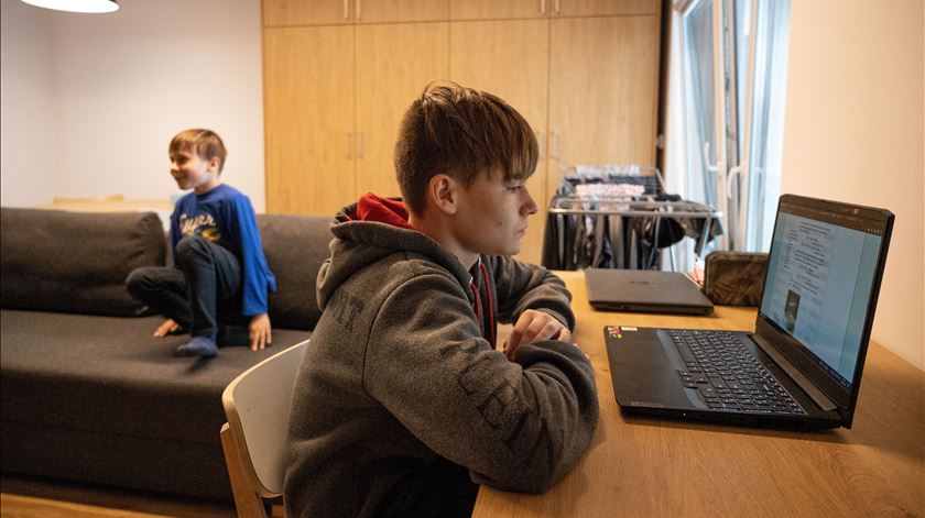 Mais de 20 mil alunos do 3.º ao 12.º anos vão estudar este ano com manuais digitais