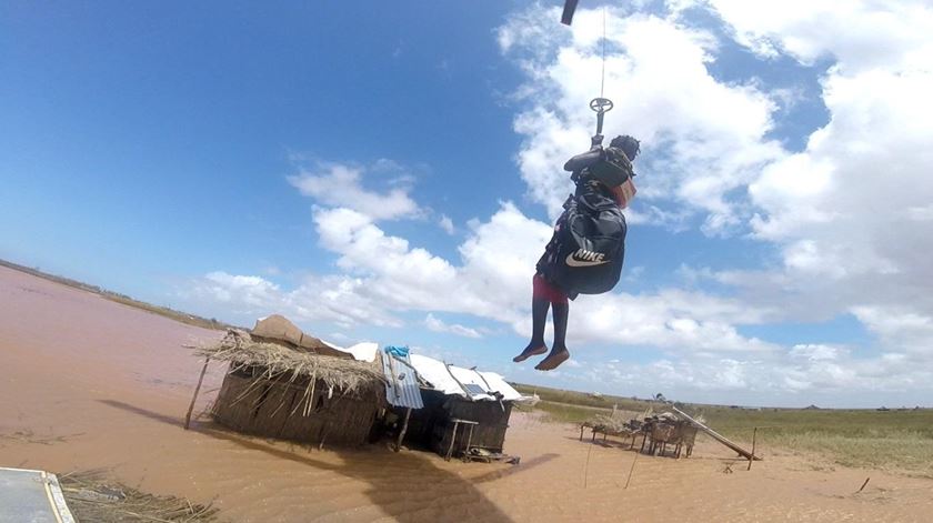 Fuzileiro português salva mulher isolada em Moçambique. Foto: EMGFA