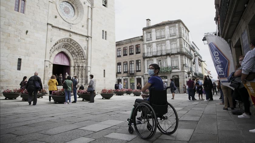 Fiéis junto à Sé de Viana para se despedirem de D. Anacleto. Foto: Inês Rocha/RR