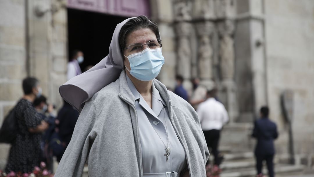A irmã Isabel Lemos diz ter sido muito bem acolhida por D. Anacleto na diocese de Viana. E tem uma certeza: o bispo "partiu mas ficou também"