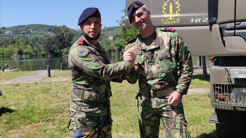 Cabos João Cardoso e Helder Marques lançaram-se ao rio para resgatar o jovem. Foto: Marinha