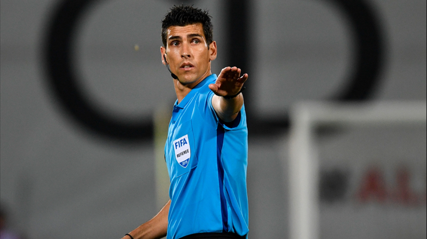 VAR Bola Branca reprova amarelo a Palhinha
