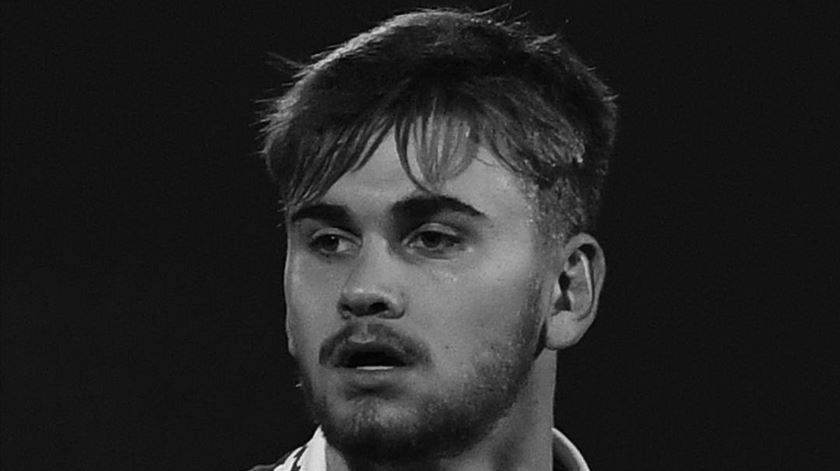 Jogador de futebol Billy Vigar morre aos 21 anos depois de lesão na cabeça durante jogo