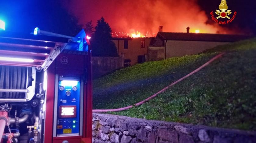 Incêndio no mosteiro histórico de Bernaga, Itália Foto: Massimo Sertori/Redes sociais