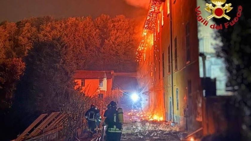 Incêndio no mosteiro histórico de Bernaga, Itália Foto: Massimo Sertori/Redes sociais