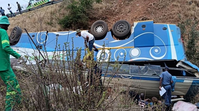 Acidente de autocarro provoca 42 mortos e 49 feridos na África do Sul