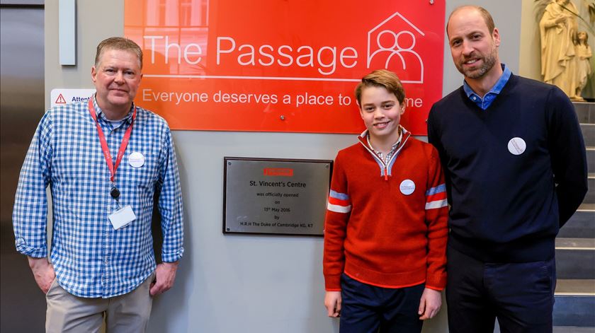 Príncipe William e filho George fazem voluntariado numa instituição de apoio a sem-abrigo em Londres. Foto: Andrew Parsons/Kensington Palace