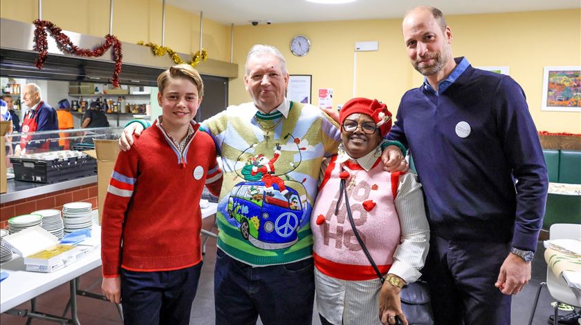 Príncipe William e filho George fazem voluntariado numa instituição de apoio a sem-abrigo em Londres